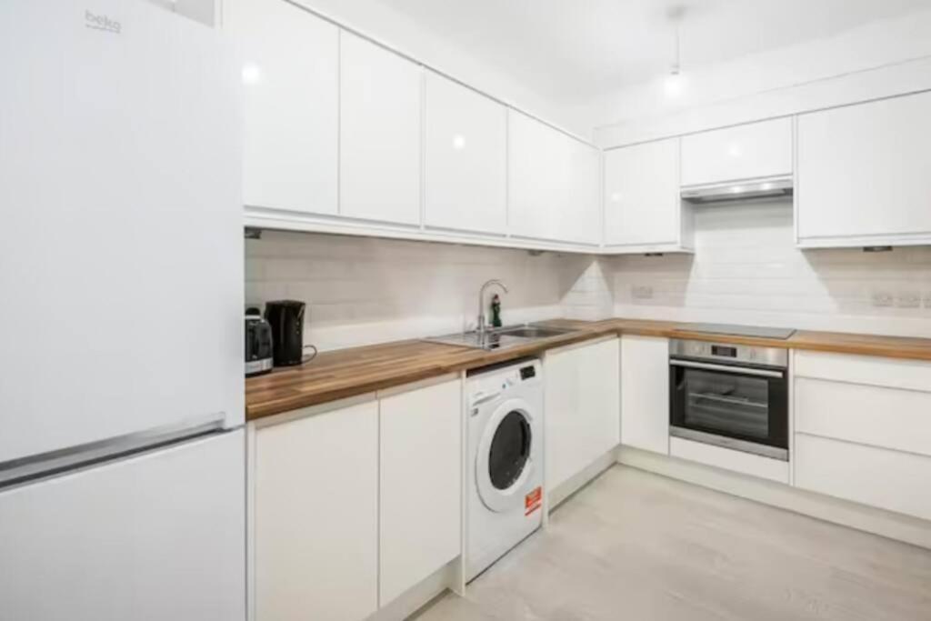 Boutique Modern Hotel Room For Two Near Tube And Bus Stations London Eksteriør billede